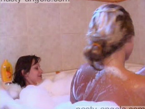 Русские голые девушки в ванной - частное видео