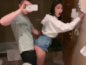 Москвичи трахаются в туалете и снимают порнушку на айфон