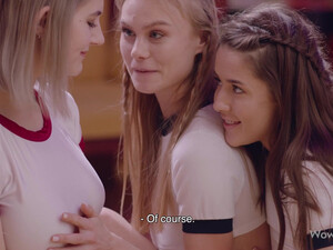 Молоденькие русские лесбиянки лижут мокрые киски в страстном тройничке