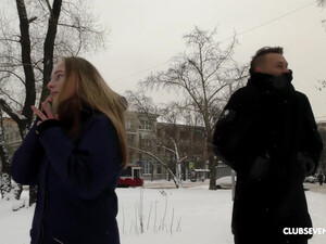 Трахнул 18-ти летнюю русскую девушку с которой 5 минут назад познакомился в парке